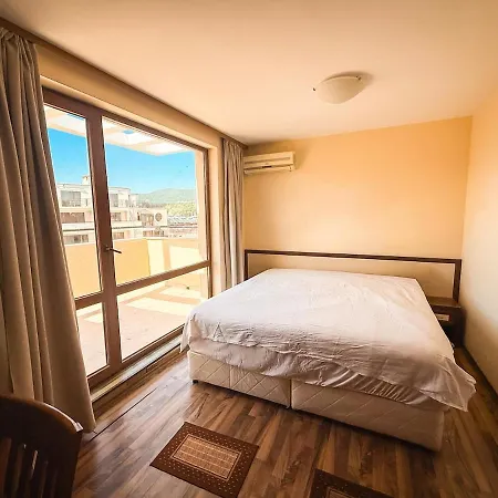 Top-floor 2br With King Bed & View דירה